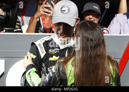 Indianapolis, Indiana, Stati Uniti d'America. Il 20 maggio 2018. I compagni di squadra Ed Carpenter (20) degli Stati Uniti e di danica patrick (13) degli Stati Uniti abbracciare dopo Carpenter si aggiudica la pole per la 500 Miglia di Indianapolis a Indianapolis Motor Speedway di Indianapolis, Indiana. Credito: Chris Owens Asp Inc/ASP/ZUMA filo/Alamy Live News Foto Stock