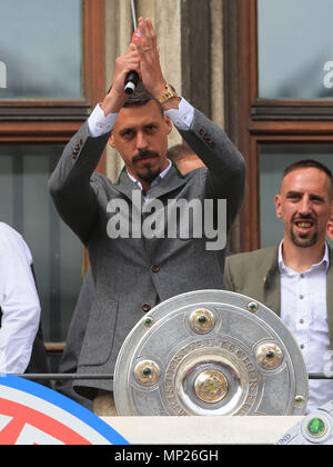 Monaco di Baviera, Germania. Il 20 maggio 2018. Del Bayern Monaco Sandro Wagner saluta il pubblico durante la celebrazione per la conquista del titolo della Bundesliga tedesca al balcone del municipio di Monaco di Baviera, Germania, il 20 maggio 2018. Credito: Philippe Ruiz/Xinhua/Alamy Live News Foto Stock