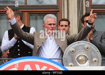 Monaco di Baviera, Germania. Il 20 maggio 2018. Del Bayern Monaco capo allenatore Jupp Heynckes (anteriore) saluta il pubblico durante la celebrazione per la conquista del titolo della Bundesliga tedesca al balcone del municipio di Monaco di Baviera, Germania, il 20 maggio 2018. Credito: Philippe Ruiz/Xinhua/Alamy Live News Foto Stock