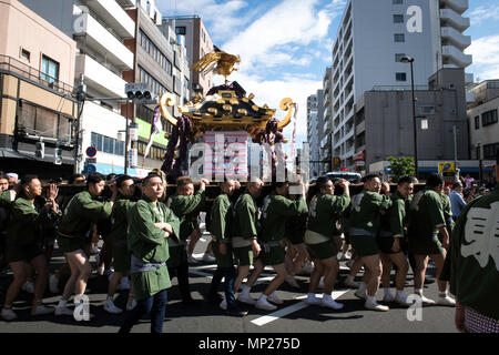 TOKYO, Giappone - 20 Maggio: i partecipanti portano un santuario portatile come sfilano per le strade di Asakusa durante il Tokyo è uno dei più grandi festival di tre giorni chiamato 'Sanja Matsuri' nella terza e ultima giornata, 20 maggio 2018 a Tokyo, Giappone. Una chiassosa mikoshi tradizionale (santuario portatile) è portato per le strade di Asakusa per portare fortuna, benedizioni e prosperità per la zona e i suoi abitanti. (Foto: Richard Atrero de Guzman/ Aflo) Foto Stock