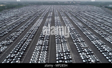 Changzh, Changzh, Cina. 19 Maggio, 2018. Changzhou, Cina del XIX Maggio 2018: la fotografia aerea di migliaia di auto in un parcheggio in Changzhou, est cinese della provincia di Jiangsu, Maggio 19th, 2018. Credito: SIPA Asia/ZUMA filo/Alamy Live News Foto Stock