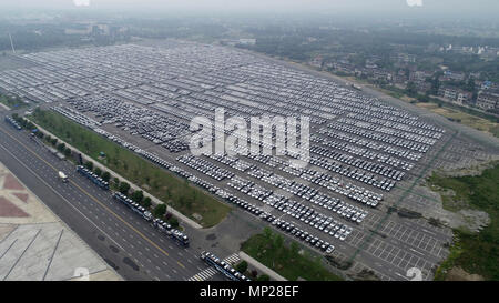 Changzh, Changzh, Cina. 19 Maggio, 2018. Changzhou, Cina del XIX Maggio 2018: la fotografia aerea di migliaia di auto in un parcheggio in Changzhou, est cinese della provincia di Jiangsu, Maggio 19th, 2018. Credito: SIPA Asia/ZUMA filo/Alamy Live News Foto Stock