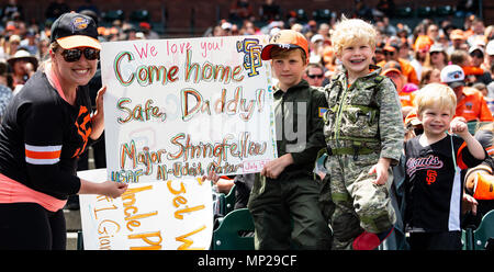 San Francisco, California, Stati Uniti d'America. Il 20 maggio 2018. Ventole celebrare ""militare apprezzamento giorno'', durante un MLB baseball gioco tra il Colorado Rockies e i San Francisco Giants di AT&T Park di San Francisco, California. Valerie Shoaps/CSM/Alamy Live News Foto Stock