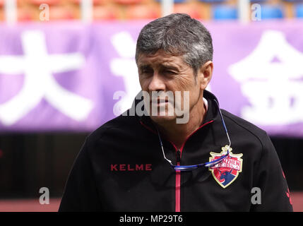Dalian, Dalian, Cina. Il 20 maggio 2018. Dalian, Cina-20Maggio 2018: Juan Caro comunica con la sua squadra prima della partita di calcio inizia a Dalian, a nord-est della Cina di Provincia di Liaoning. Juan RamÃƒÂ³n LÃƒÂ³pez Caro è uno spagnolo football manager. Ora egli è il manager della Cina League club di Shenzhen. Credito: SIPA Asia/ZUMA filo/Alamy Live News Foto Stock
