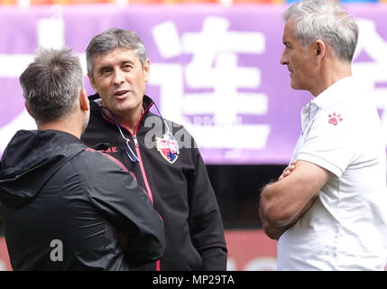 Dalian, Dalian, Cina. Il 20 maggio 2018. Dalian, Cina-20Maggio 2018: Juan Caro comunica con la sua squadra prima della partita di calcio inizia a Dalian, a nord-est della Cina di Provincia di Liaoning. Juan RamÃƒÂ³n LÃƒÂ³pez Caro è uno spagnolo football manager. Ora egli è il manager della Cina League club di Shenzhen. Credito: SIPA Asia/ZUMA filo/Alamy Live News Foto Stock