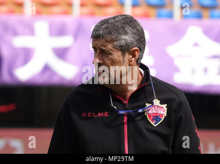 Dalian, Dalian, Cina. Il 20 maggio 2018. Dalian, Cina-20Maggio 2018: Juan Caro comunica con la sua squadra prima della partita di calcio inizia a Dalian, a nord-est della Cina di Provincia di Liaoning. Juan RamÃƒÂ³n LÃƒÂ³pez Caro è uno spagnolo football manager. Ora egli è il manager della Cina League club di Shenzhen. Credito: SIPA Asia/ZUMA filo/Alamy Live News Foto Stock