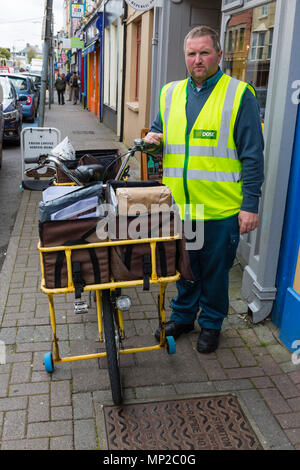 Irish Post Office, un post, portalettere con lettere e pacchi che porta bicicletta, Cahersiveen, nella contea di Kerry, Irlanda Foto Stock