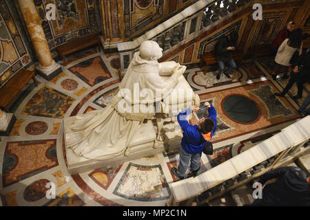 Tourist prende una foto della statua di Papa Pio IX nella preghiera da Ignazio Jacometti (1880) nella cripta sopra la tomba di San Girolamo nella Basilica di Foto Stock