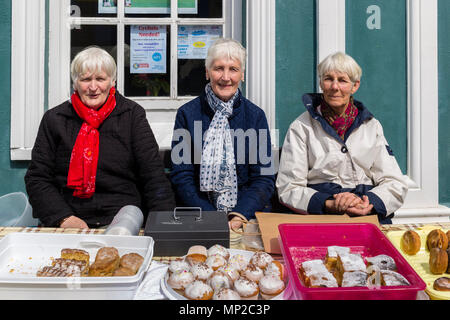 Le donne anziane la vendita di torte fatte in casa a stallo torta Cahersiveen Contea di Kerry, Irlanda Foto Stock