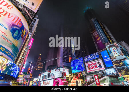 New York, USA - Marzo 30, 2018: Vista di gente che visita la famosa Times Square a New York per una notte di nebbia Foto Stock