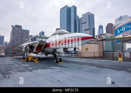 New York, USA - Marzo 30, 2018: l'F-14 Tomcat aereo da combattimento come si vede sul ponte della Intrepid air e museo del mare di Manhattan Foto Stock