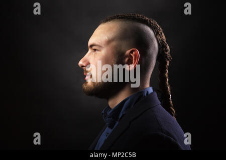 Uomo con Dreadlocks, assomiglia a un viking, Iroquois haircut Foto Stock