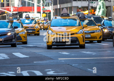 New York, USA - Marzo 31, 2018: Il famoso giallo taxi come si vede nel traffico stradale nella città di New York in una giornata di sole Foto Stock