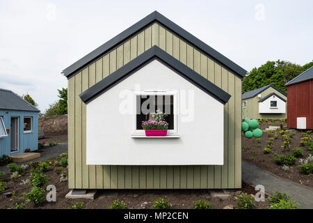 Vista di nuove case in legno al Social Bite Village di Granton costruito per i senzatetto, Edimburgo, Scozia, Regno Unito Foto Stock