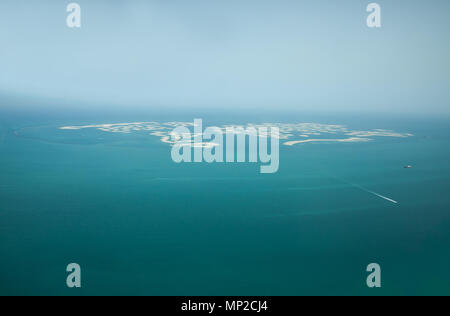 Vista aerea dell'uomo fatto Dubai World isole nel mare turchese. Dubai, EAU. Foto Stock