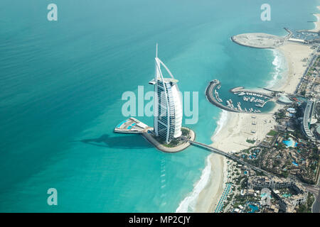 Dubai, Emirati Arabi Uniti - 18 Maggio 2018: vista aerea del Burj Al Arab Hotel di lusso sulla costa del golfo persico in una limpida giornata di sole. Foto Stock