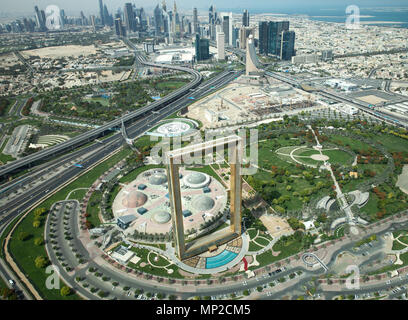 Dubai, Emirati Arabi Uniti - 18 Maggio 2018: Golden Dubai telaio visto dal di sopra in una giornata di sole sullo sfondo del centro cittadino di Dubai. Foto Stock