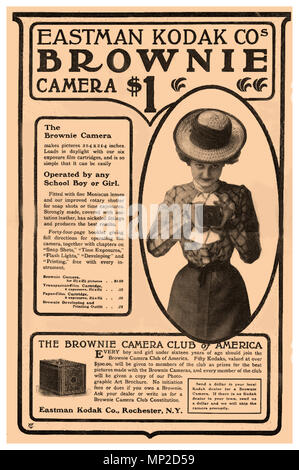 Annuncio Di Vintage Press Del 1900 Per Eastman Kodak Company 'The Kodak Brownie Camera'. Era dotato di una semplice lente a "menisco" che scattava foto quadrate da 2¼ pollici su una pellicola a 117 rulli. Ha venduto solo 1 dollaro. Era facile da usare. Per scattare una foto, hai tenuto la fotocamera all'altezza del petto, rivolta verso il soggetto, e hai girato un interruttore. Il film è stato conveniente per i consumatori e redditizio per Kodak. Per 15 centesimi, un proprietario di una telecamera Brownie da 1 dollaro potrebbe acquistare una cartuccia per film a sei esposizioni che potrebbe essere caricata alla luce del giorno ed elaborata da Eastman Kodak Company nel 1900 Eastman Kodak Company ha venduto oltre 250000 telecamere Brownie Foto Stock