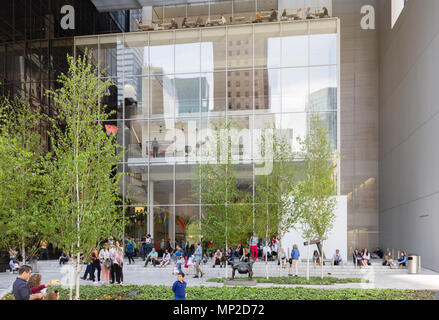 I visitatori del MoMA Sculpture Garden, il Museo di Arte Moderna di New York City, Stati Uniti d'America Foto Stock