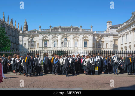 Gli studenti britannici di laurea, gli studenti universitari della Università di Cambridge la linea fino al di fuori del Senato prima di entrare in essa per ricevere i loro gradi, Inghilterra. Foto Stock