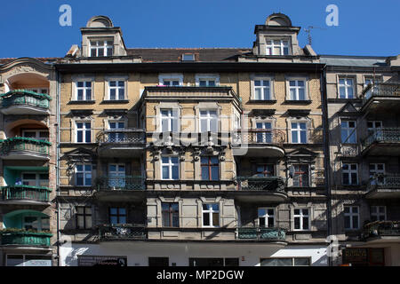 Poznan, Polonia, 30 Aprile 2018: facciata di un vecchio edificio Foto Stock