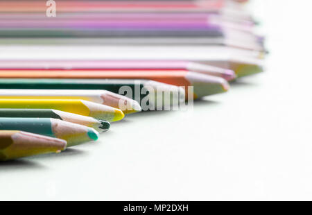 Molto usato matite di colori diversi isolati su uno sfondo verde. Concetto di ricambio per acquistare di nuove Foto Stock