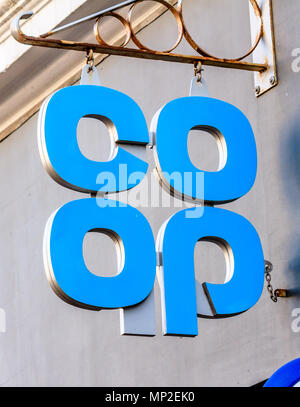 Un Co-op supermercato segno agganciati a una rampa, Teignmouth, Devon. Feb 2018. Foto Stock