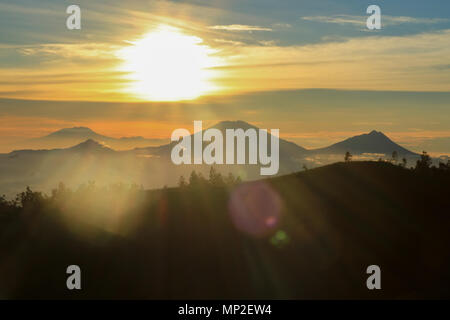 Montare prau e arjuna tempio in dieng plateau java centrale Foto Stock