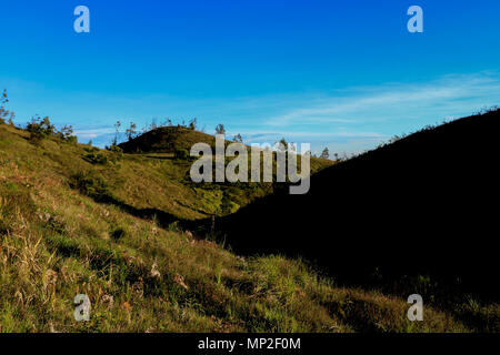 Montare prau e arjuna tempio in dieng plateau java centrale Foto Stock