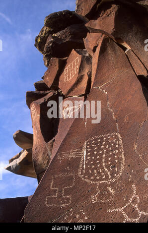 Petrogylphs nel deserto di Mojave in California Foto Stock