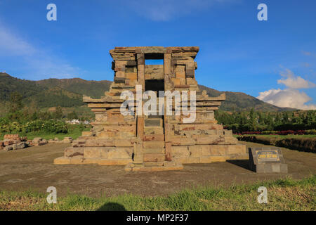 Montare prau e arjuna tempio in dieng plateau java centrale Foto Stock