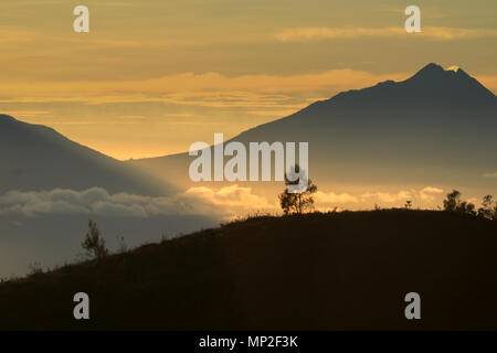 Montare prau e arjuna tempio in dieng plateau java centrale Foto Stock