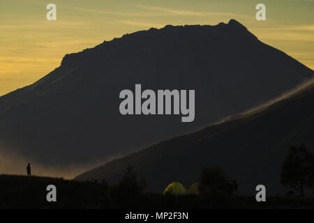 Montare prau e arjuna tempio in dieng plateau java centrale Foto Stock