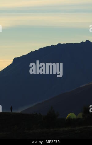 Montare prau e arjuna tempio in dieng plateau java centrale Foto Stock