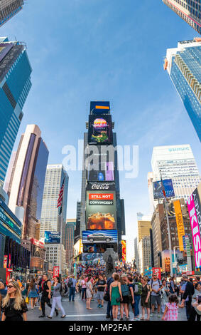 NEW YORK - 2 Maggio 2018: panorama verticale di grattacieli in Times Square. Foto Stock
