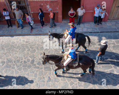 Due uniformata a cavallo in una sfilata in San Miguel De Allende, Messico Foto Stock