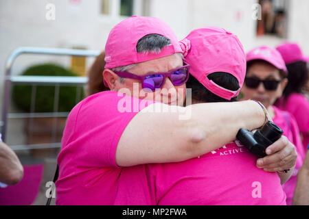 Roma, Italia. Il 20 maggio 2018. La maratona di rosa a favore della ricerca sul cancro organizzato da Susan G. Komen ha invaso le strade di Roma. Le madrine della manifestazione le attrici Maria Grazia Cucinotta e Rosanna Banfi. Gli ospiti della manifestazione, il sindaco di Roma Virginia Raggi, il presidente della Regione Lazio Nicola Zingaretti, il presidente del Coni Giovanni Malagò. Credito: Stefano Cappa/Pacific Press/Alamy Live News Foto Stock