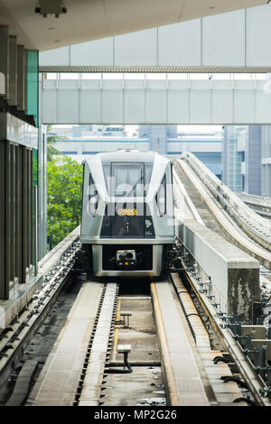 Lo skytrain corre sul grado di guide portanti separate e sono di gomma-stanchi per ridurre al minimo il rumore operativo all'Aeroporto Changi di Singapore Foto Stock