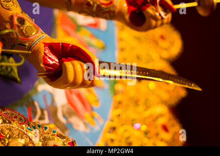 Spada in mano dei godess durga. mitologia indù idolo del culto Foto Stock