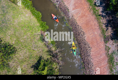 Un drone immagine presa di due kayakers sulle rive di un fiume in Thailandia Foto Stock