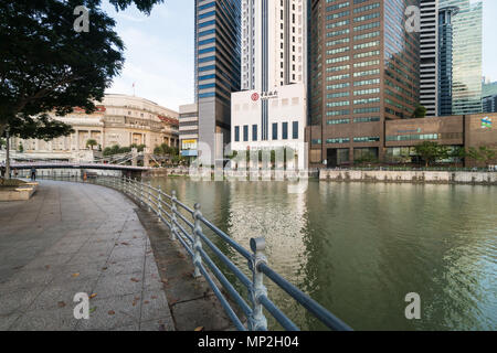 Singapore - 13 Maggio 2018: Banca torri linee il riverside Giubileo a piedi in Boat Quay lungo il fiume di Singapore, nel cuore della città business distric Foto Stock