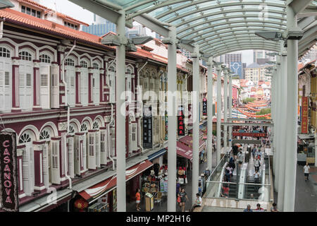 Singapore - 23 Aprile 2018: elevato angolo di visione del traiditional botteghe in Singapore Chinatown nel sud-est asiatico. Foto Stock