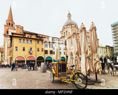 Mantova, Italia - 22 Ottobre 2016: Piazza delle Erbe a Mantova, Lombardia, Italia Foto Stock