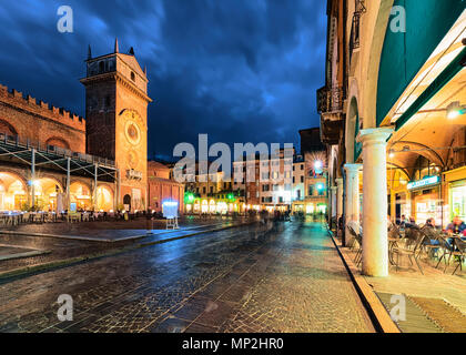 Mantova, Italia - 22 Ottobre 2016: via Broletto Street e Piazza Piazza delle Erbe a Mantova, Lombardia, Italia. A tarda sera Foto Stock