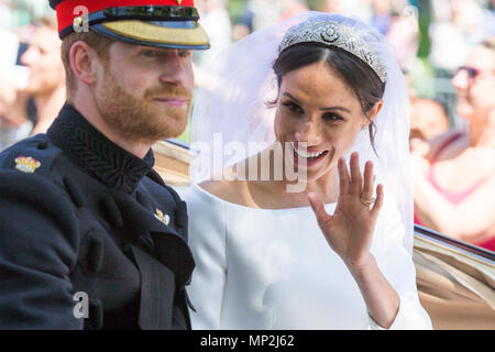 Foto datata maggio xix mostra il principe Harry e Meghan Markle saluto la folla in Windsor su Kings Road dopo il loro matrimonio. Il principe Harry e Meghan Markle sono stati dichiarati marito e moglie, a seguito di una cerimonia presso il Castello di Windsor. La coppia scambiati i voti e di squilli prima che la regina e 600 ospiti in corrispondenza alla cappella di San Giorgio. Indossa un abito dal designer britannico Clare Waight Keller, Ms Markle è stato incontrato dal Principe Carlo, che camminava lei giù il corridoio. A seguito del loro matrimonio, la coppia sarà noto come il Duca e la Duchessa di Sussex. Foto Stock