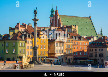 Centro storico di Varsavia, vista della storica Piazza reale barocca (Plac Zamkowy) nella colorata Città Vecchia - la stare Miasto - quartiere di Varsavia, Polonia. Foto Stock