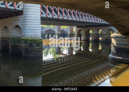 Al di sotto di Glasgow Caledonian ponte ferroviario e il re Giorgio V e il ponte sul fiume Clyde a bassa marea, Broomielaw, Glasgow, Scotland, Regno Unito Foto Stock