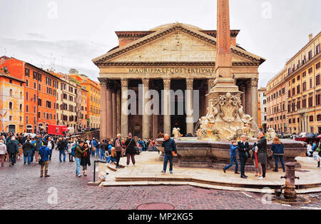 Roma, Italia - 13 Ottobre 2016: il Pantheon e la fontana del Pantheon di Roma in Italia. Foto Stock