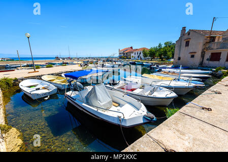 Barche da pesca ormeggiate nel porto o la porta su Silba, Croazia. Un sacco di navi e imbarcazioni in pubblico porto di ormeggio od piccolo villaggio mediterraneo in Adriatico se Foto Stock