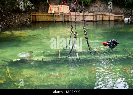 Scuba Diver lavoratore è oltre la visualizzazione di archeologia subacquea funziona. Lago o fiume archeologico subacqueo opere sondaggio in corso con supervisor in d Foto Stock